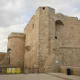 Vi accediamo attraversando un arco in tufo. Punto di partenza della muraglia a ridosso del mare � il Castello Carlo V, posto sul promontorio detto �Punta Penna�. La fortezza, edificata in tufo calcareo nel XVI secolo sotto il dominio spagnolo, � famosa per la leggenda del fantasma di una dama che si aggirerebbe fra le sue stanze